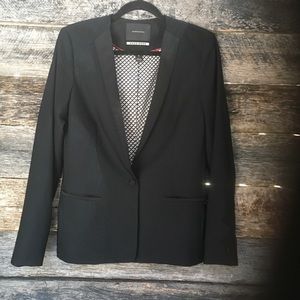 Great blazer for casual or work.